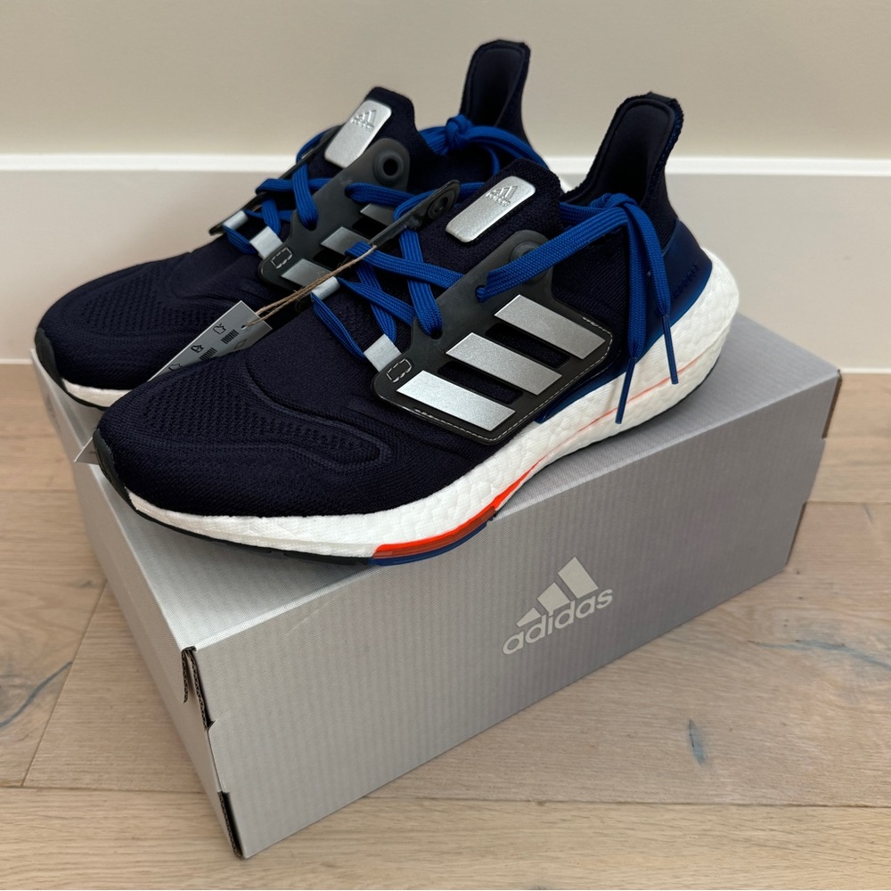 NWT Adidas Ultraboost 22 J - Boys - Size 5.5Y